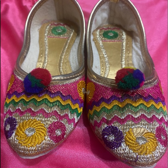 Indian traditional girls shoes - Picture 1 of 4